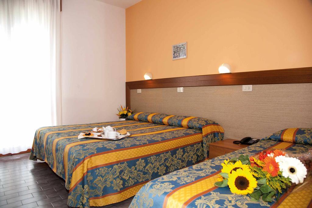Hotel Bettina ลิโดดิเยโซโล ภายนอก รูปภาพ